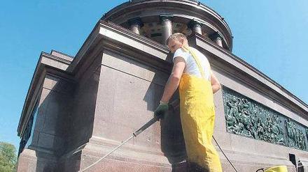 Porentief rein. Putzkräfte reinigen in diesen Tagen die Siegessäule, deren Renovierung nach mehr als einem Jahr am 20. Mai abgeschlossen sein soll – pünktlich zum Radrennen Velothon und zum Christopher Street Day. 