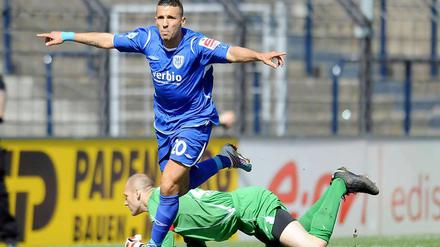 Torschütze unter Verdacht: Der Babelsberger Fußballprofi Süleyman Koc (hier jubelnd nach seinem Treffer zum 1:0 gegen Kickers Offenbach) soll in Berlin als Anführer einer Bande Automatencasinos überfallen haben.