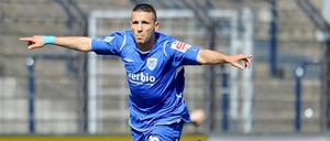 Torschütze unter Verdacht: Der Babelsberger Fußballprofi Süleyman Koc (hier jubelnd nach seinem Treffer zum 1:0 gegen Kickers Offenbach) soll in Berlin als Anführer einer Bande Automatencasinos überfallen haben.