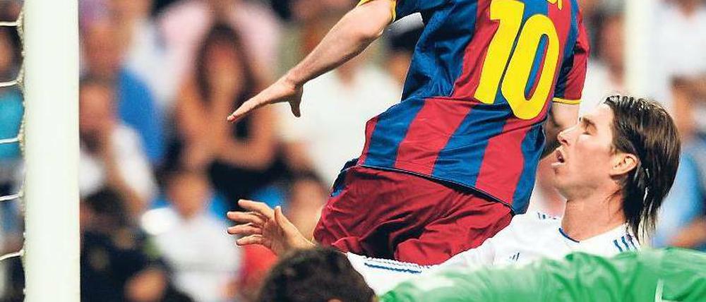 Schreck lass nach. Reals Strategie der Provokation ging bis zur 76. Minute auf – dann traf Messi zum ersten Mal. Foto: AFP