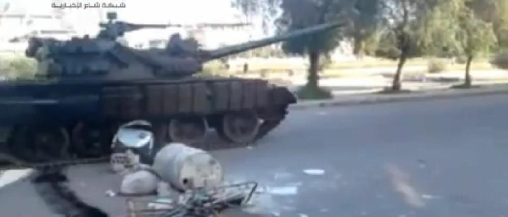 Videoaufnahmen zeigen Regierungspanzer, die in Richtung Daraa rollen. Die Oppositionellen befürchten, dass ein weiteres Massaker bevorsteht.