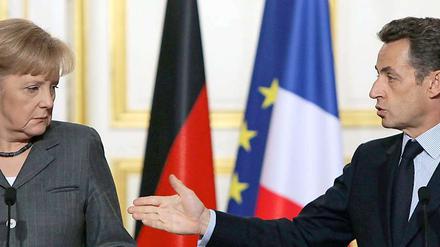 Erst mussten die EU-Staaten ihre Banken retten - nun müssen sie sich gegenseitig beistehen: Kanzlerin Merkel und Frankreichs Präsident Sarkozy.