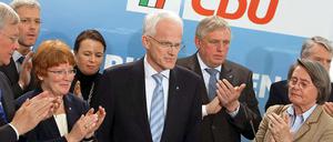 Jürgen Rüttgers nach Bekanntgabe der ersten Hochrechnungen mit Parteifreunden. Hinter ihm: Bundesumweltminister Norbert Röttgen (2.v.l.) - noch in der zweiten Reihe.