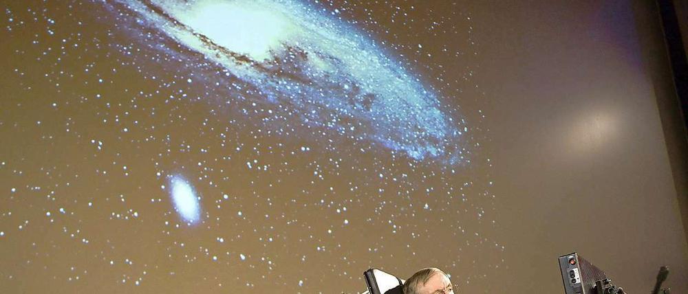 Der Wissenschaftler Stephen Hawking geht davon aus, dass die Welt nicht der einzige bewohnte Planet ist.