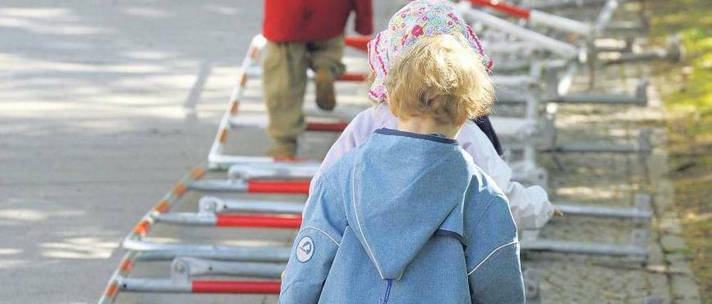 Laufgitter. Am Mauerpark sind einige der Polizei-Absperrungen für die Walpurgismacht umgestürzt – und dienen als Spielgerät. Foto: ddp