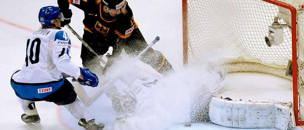 Christoph Ullmann (Mitte) versucht gegen die Finnen ein Tor zu erzielen - letztlich ohne Erfolg.