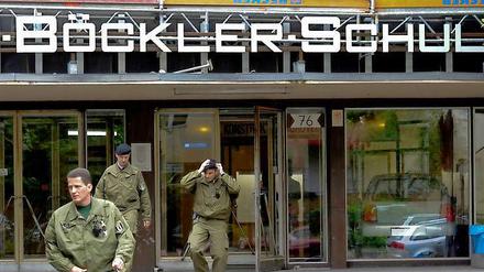 Großeinsatz an der Kreuzberger Hans-Böckler-Schule: In dem Oberstufenzentrum in der Lobeckstraße wird ein maskierter Mann gesichtet, der offenbar mit einer Pistole bewaffnet ist.