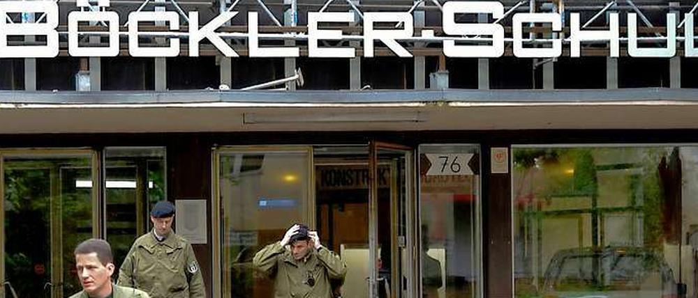 Großeinsatz an der Kreuzberger Hans-Böckler-Schule: In dem Oberstufenzentrum in der Lobeckstraße wird ein maskierter Mann gesichtet, der offenbar mit einer Pistole bewaffnet ist.