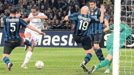 Das erste von fünf. Joel Matip trifft zum 1:1 für den FC Schalke 04. Die Gelsenkirchener erlebten gestern einen der größten Abende ihrer Vereinsgeschichte. Der Bundesligist bezwang Inter Mailand, den Titelverteidiger der Champions League, mit 5:2 und hat die Qualifikation für das Halbfinale schon nach dem Hinspiel so gut wie geschafft. Foto: dpa