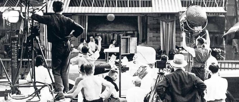 Treffpunkt der Boheme. Dreharbeiten vor dem Romanischen Café, 1930. Das Lokal ist ein Schauplatz von Grüns Roman.