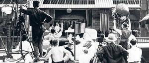 Treffpunkt der Boheme. Dreharbeiten vor dem Romanischen Café, 1930. Das Lokal ist ein Schauplatz von Grüns Roman.