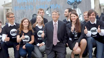 Microsoft Gründer Bill Gates (Mitte) stellt zusammen mit der Organisation One die Kampagne "LivingProof" vor, die auf sogenannte Intelligente Entwicklungsprogramme setzt.