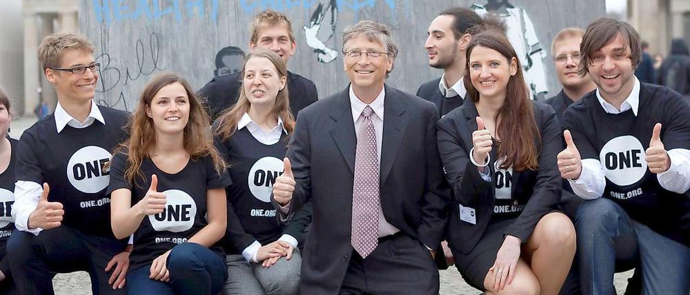 Microsoft Gründer Bill Gates (Mitte) stellt zusammen mit der Organisation One die Kampagne "LivingProof" vor, die auf sogenannte Intelligente Entwicklungsprogramme setzt.