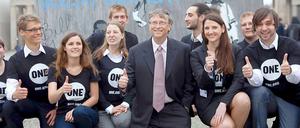 Microsoft Gründer Bill Gates (Mitte) stellt zusammen mit der Organisation One die Kampagne "LivingProof" vor, die auf sogenannte Intelligente Entwicklungsprogramme setzt. 