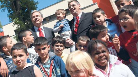 Bunte Zukunft. Klaus Wowereit, hier bei der Eröffnung eines Spielplatzes in Kreuzberg im vergangenen Jahr, will als stellvertretender SPD-Bundesvorsitzender der Debatte um die Integration von Zuwanderern neue Impulse geben. Foto: Davids/Domanski