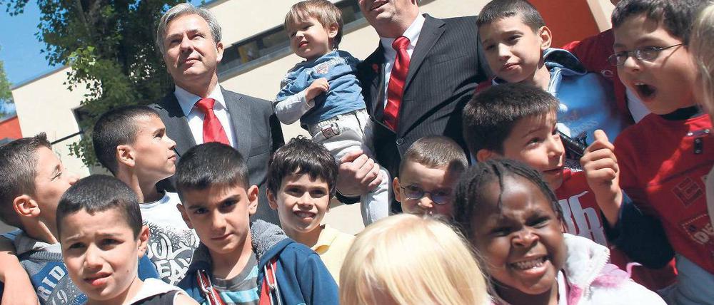 Bunte Zukunft. Klaus Wowereit, hier bei der Eröffnung eines Spielplatzes in Kreuzberg im vergangenen Jahr, will als stellvertretender SPD-Bundesvorsitzender der Debatte um die Integration von Zuwanderern neue Impulse geben. Foto: Davids/Domanski