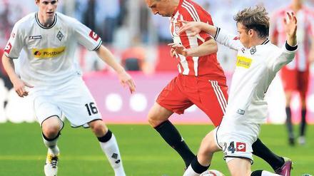 Schwerer Stand. Münchens Franck Ribéry wird von den Gladbachern Nordtveit (l.) und Jantschke umzingelt.