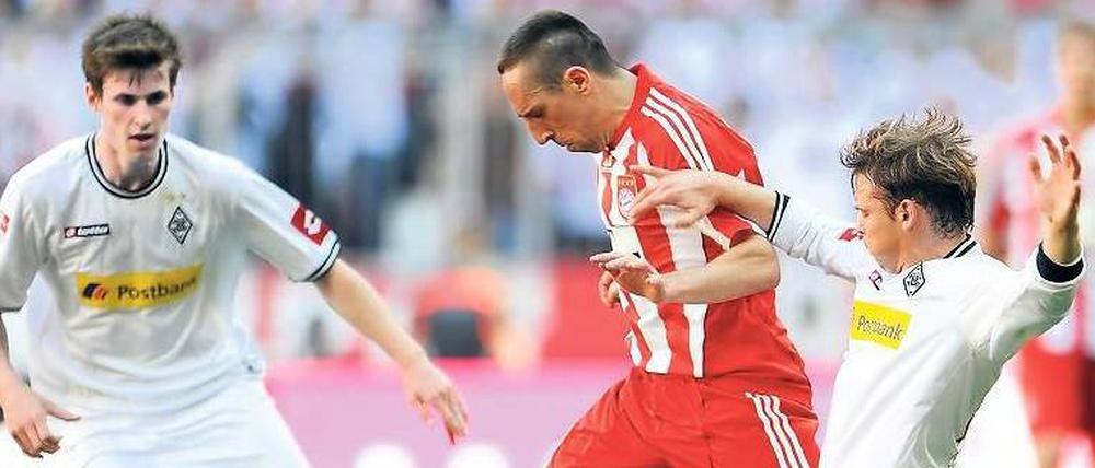 Schwerer Stand. Münchens Franck Ribéry wird von den Gladbachern Nordtveit (l.) und Jantschke umzingelt.