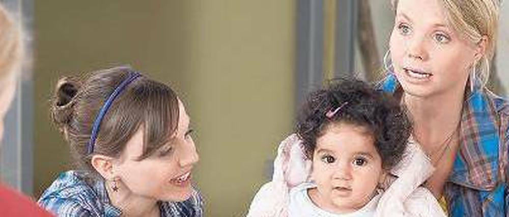 Emotionen sollen Serien wie „Danni Lowinski“ (21 Uhr 15, Sat 1) mit Annette Frier (r.) wecken. In der neuen Folge will sie als Anwältin die kleine Momo (Angi Peters, 2.v.r.) vor der Abschiebung retten. Freundin Bea (Nadja Becker, 2.v.l.) hilft ihr dabei.