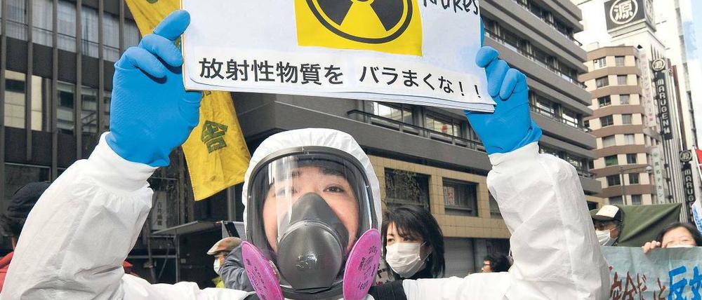 Vor der Tepco-Zentrale. Hunderte Japaner haben am Sonntag für ein Ende der Atomkraft demonstriert.