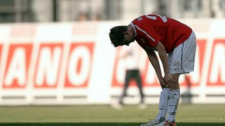 Der Blick geht nach unten. Mainz' Niko Bungert senkt den Kopf nach dem sechsten sieglosen Heimspiel in Folge.