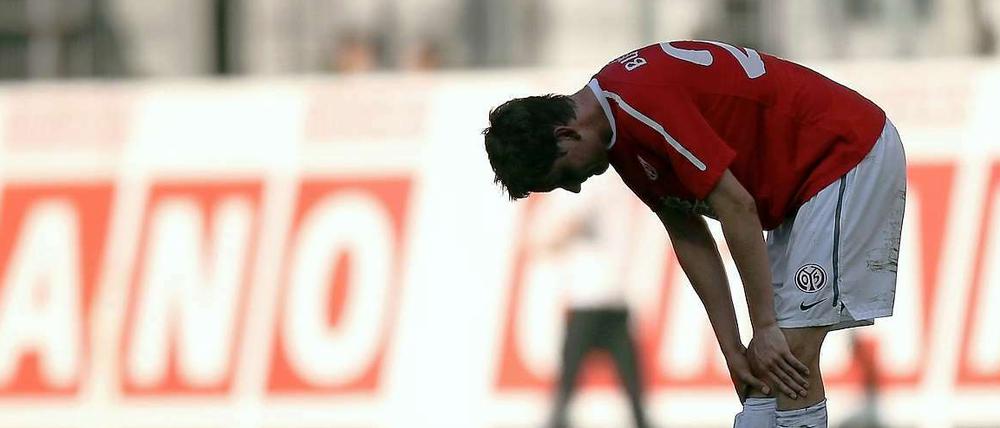 Der Blick geht nach unten. Mainz' Niko Bungert senkt den Kopf nach dem sechsten sieglosen Heimspiel in Folge.