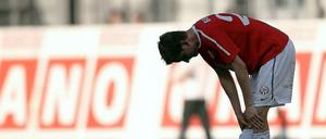 Der Blick geht nach unten. Mainz' Niko Bungert senkt den Kopf nach dem sechsten sieglosen Heimspiel in Folge.