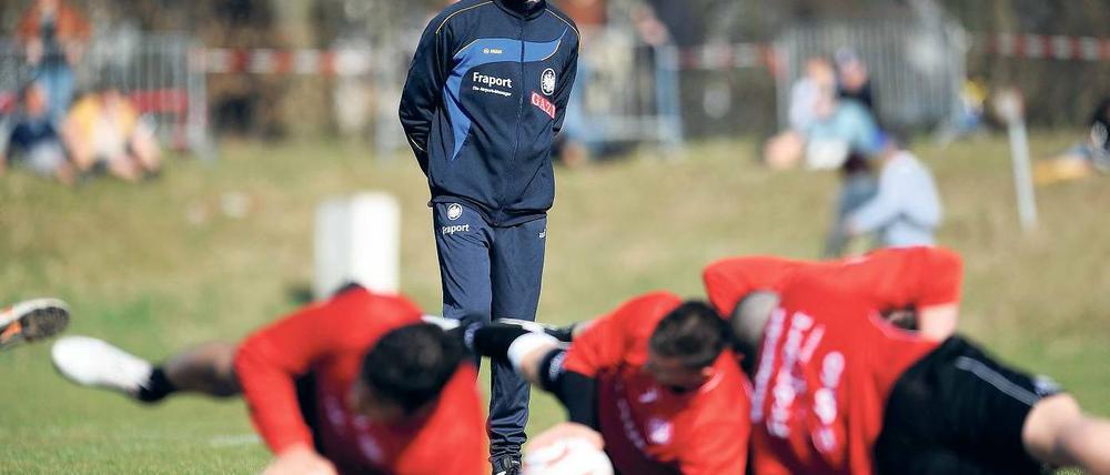Dehnen gegen den Druck. Christoph Daum setzt in Frankfurt auf die Verschmelzung von Physis und Psyche. Foto: dapd