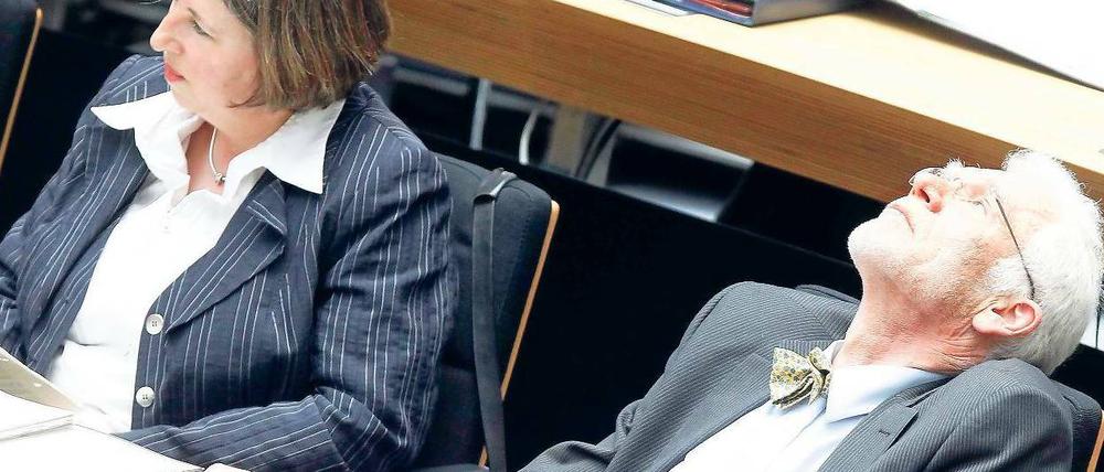 Packende Parlamentsdebatte. Bildungssenator Jürgen Zöllner wird zum Nachdenken angeregt. 