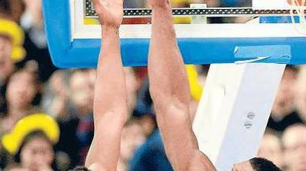 Du kommst hier nicht rein. Bambergs Kyle Hines (r.) verweigert dem Wurf des Berliner Bryce Taylor den Einlass zum Korb.