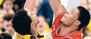 Du kommst hier nicht rein. Bambergs Kyle Hines (r.) verweigert dem Wurf des Berliner Bryce Taylor den Einlass zum Korb.