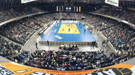 Rekord auf den Rängen. 8045 Zuschauer haben am Samstagabend in der Max-Schmeling-Halle das Spiel des SC Charlottenburg gegen den VfB Friedrichshafen verfolgt. So viele Fans hat es zuvor noch nie bei einem Spiel in der Volleyball-Bundesliga gegeben.