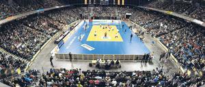Rekord auf den Rängen. 8045 Zuschauer haben am Samstagabend in der Max-Schmeling-Halle das Spiel des SC Charlottenburg gegen den VfB Friedrichshafen verfolgt. So viele Fans hat es zuvor noch nie bei einem Spiel in der Volleyball-Bundesliga gegeben. 