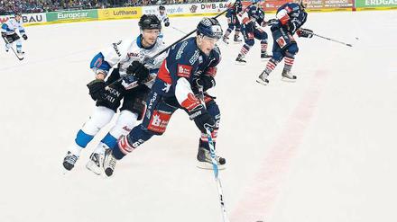 Am Sieg vorbeigeschlittert. Der Berliner Tyson Mulock (am Puck) konnte Ingolstadts Peter Schaefer nicht immer enteilen. Schaefer schoss den Ausgleich, und seinem Team gelang kurz vor Schluss gar der Siegtreffer.