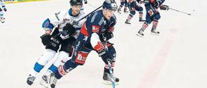 Am Sieg vorbeigeschlittert. Der Berliner Tyson Mulock (am Puck) konnte Ingolstadts Peter Schaefer nicht immer enteilen. Schaefer schoss den Ausgleich, und seinem Team gelang kurz vor Schluss gar der Siegtreffer.