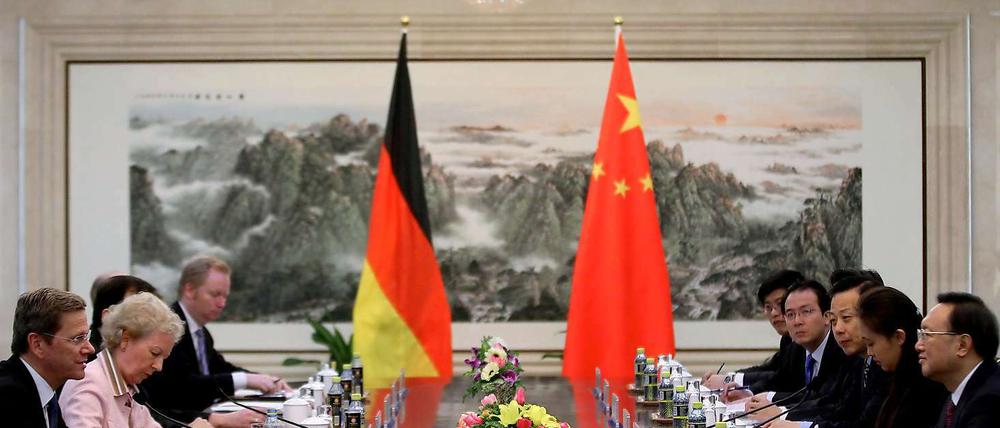 Außenminister Guido Westerwelle (l.) im Gespräch mit seinem chinesischen Amtskollegen Yang Jiechi (r.)