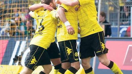 Am liebsten alles umschlingen. Die Dortmunder Jakub Blaszczykowski, Mario Götze, Lucas Barrios und Lukasz Piszczek (v. l.) berauschten sich beim 4:1 gegen Hannover 96 an ihrer Leistung. Foto: dpa