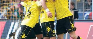 Am liebsten alles umschlingen. Die Dortmunder Jakub Blaszczykowski, Mario Götze, Lucas Barrios und Lukasz Piszczek (v. l.) berauschten sich beim 4:1 gegen Hannover 96 an ihrer Leistung. Foto: dpa