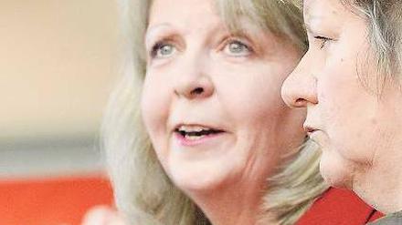 Angezählt. Die nordrhein-westfälische Ministerpräsidentin Hannelore Kraft (SPD, links) und ihre Stellvertreterin Sylvia Löhrmann (Grüne) am Dienstag in Düsseldorf.