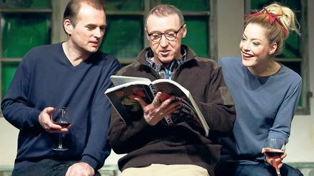 Und das soll schön sein? Jonathan (Marcus Bluhm), Nick (Harald Effenberg) und Patty (Susanne Gärtner) studieren einen Kunstkatalog. Foto: DAVIDS/Huebner