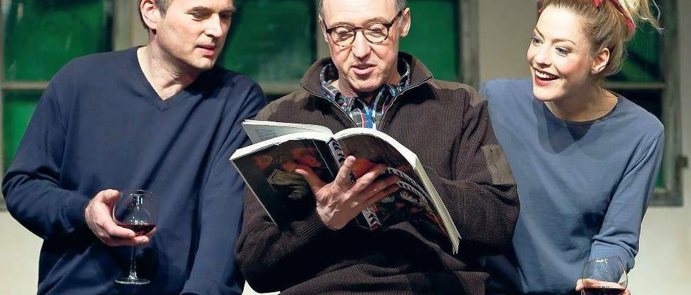 Und das soll schön sein? Jonathan (Marcus Bluhm), Nick (Harald Effenberg) und Patty (Susanne Gärtner) studieren einen Kunstkatalog. Foto: DAVIDS/Huebner