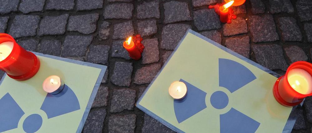 Mit Mahnwachen wird in vielen Städten des Atomunglücks in Japan gedacht.