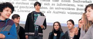 Kopierverbot. Die Schüler des Beethoven-Gymnasiums in Lankwitz kennen die Regeln, die sie auch mehrfach während des Abiturs unterschreiben.