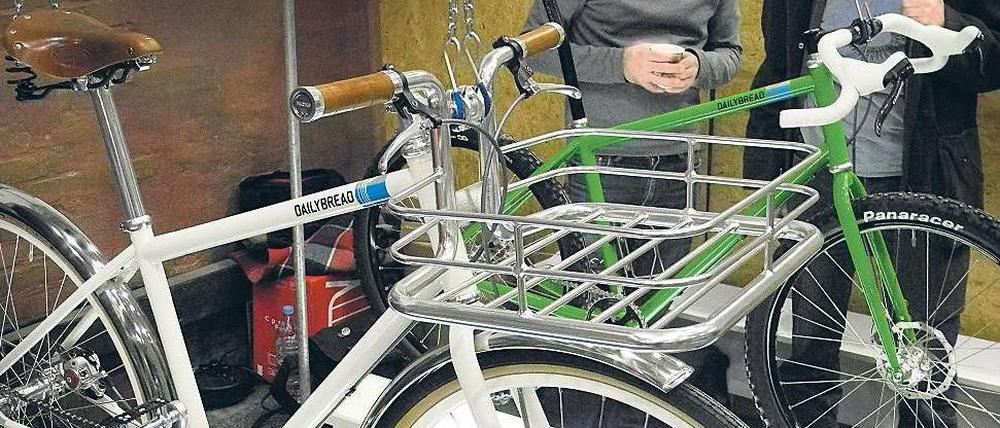 So radelt Neukölln. Die Modelle „Single Speed Mountainbike“ und „Porteur“. Foto: Q