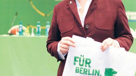 Bär im Nacken. Die Migranten müssten sich auch anstrengen, alle Menschen hätten Rechte und Pflichten, sagte Renate Künast. Viele Delegierten wollten nicht so klar formulieren.Foto: Georg Moritz