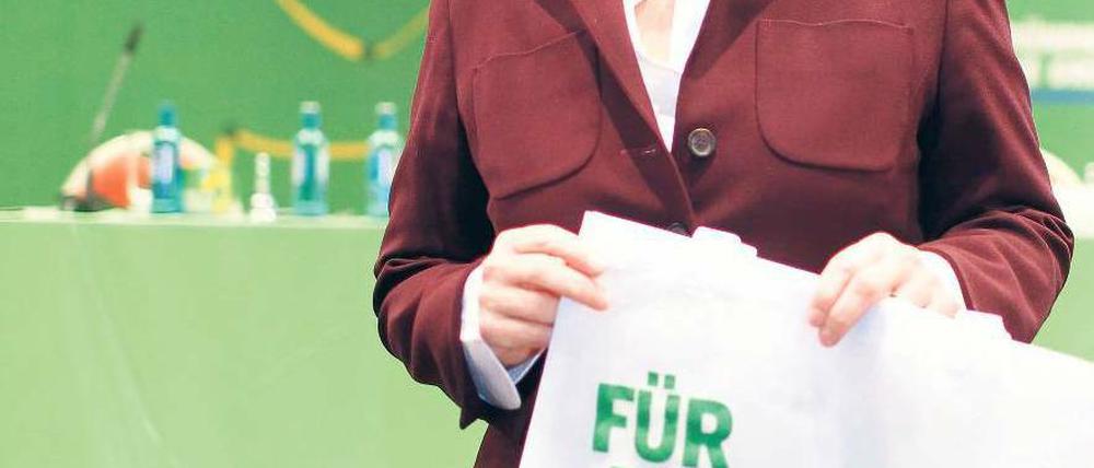 Bär im Nacken. Die Migranten müssten sich auch anstrengen, alle Menschen hätten Rechte und Pflichten, sagte Renate Künast. Viele Delegierten wollten nicht so klar formulieren.Foto: Georg Moritz
