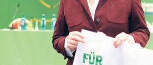 Bär im Nacken. Die Migranten müssten sich auch anstrengen, alle Menschen hätten Rechte und Pflichten, sagte Renate Künast. Viele Delegierten wollten nicht so klar formulieren.Foto: Georg Moritz