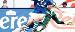 Wo kommt der denn her? Frankfurts Torhüter Ralf Fährmann foult Raúl beim Versuch eines Abschlags elfmeterreif. 