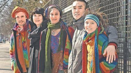 Bunte Schar. Die Berliner Initiatoren sind unter anderen der Künstler Fabricio aus Brasilien (links) und seine Frau, die Fotografin Krithika Do Canto aus Indien (Mitte) mit ihrer Tochter Raven (ganz rechts). Acci Baba und seine Frau Kaede stammen aus Japan. 