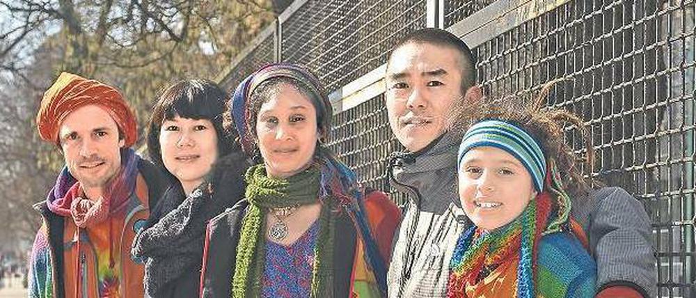 Bunte Schar. Die Berliner Initiatoren sind unter anderen der Künstler Fabricio aus Brasilien (links) und seine Frau, die Fotografin Krithika Do Canto aus Indien (Mitte) mit ihrer Tochter Raven (ganz rechts). Acci Baba und seine Frau Kaede stammen aus Japan.